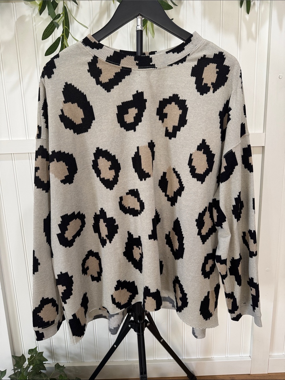 #468 BUDDY LOVE Beige and Black BIG Leopard-Print Long Sleeve Top M (flaw)